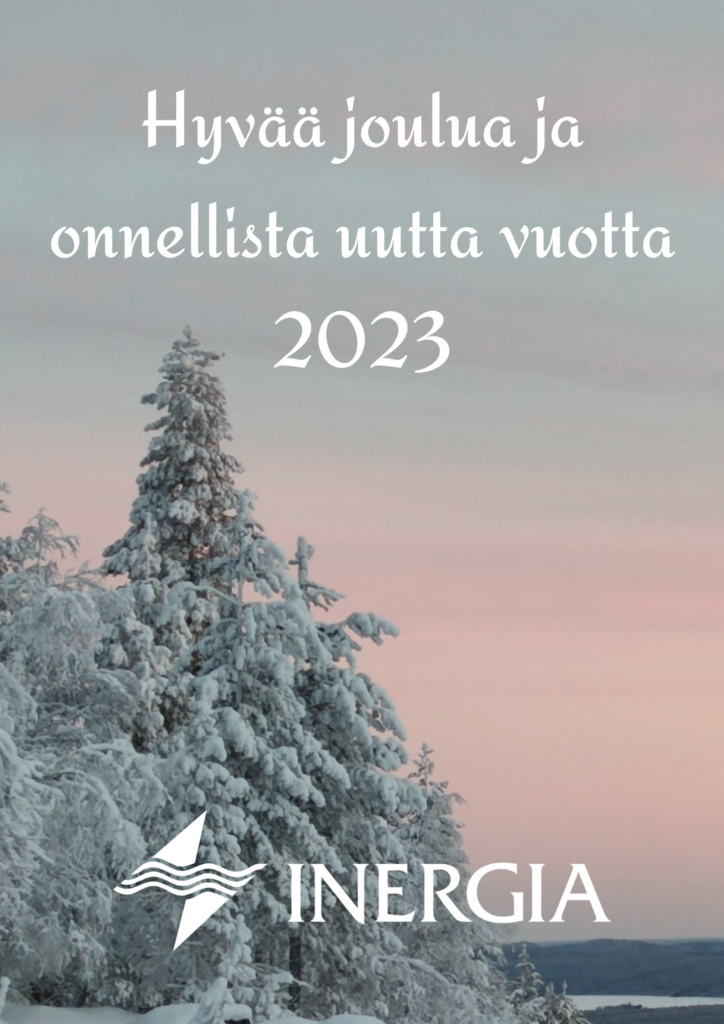 Hyvää joulua ja onnellista uutta vuotta 2023. Kuva on otettu vaaran päältä, jossa on tykkylumen peittämiä puita ja taustalla kuvan oikeassa laidassa siintä alempana oleva lumenpeittämä järvi. Taivas on kaamoksen takia erityisen kaunis; roosanpunaisia sävyjä, jotka heijastuvat harmaista pilvistä.