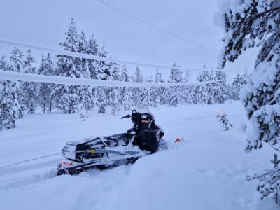 Tykkylumi painaa sähkölinjoja – huomioi tämä johtokaduilla liikkuessasi